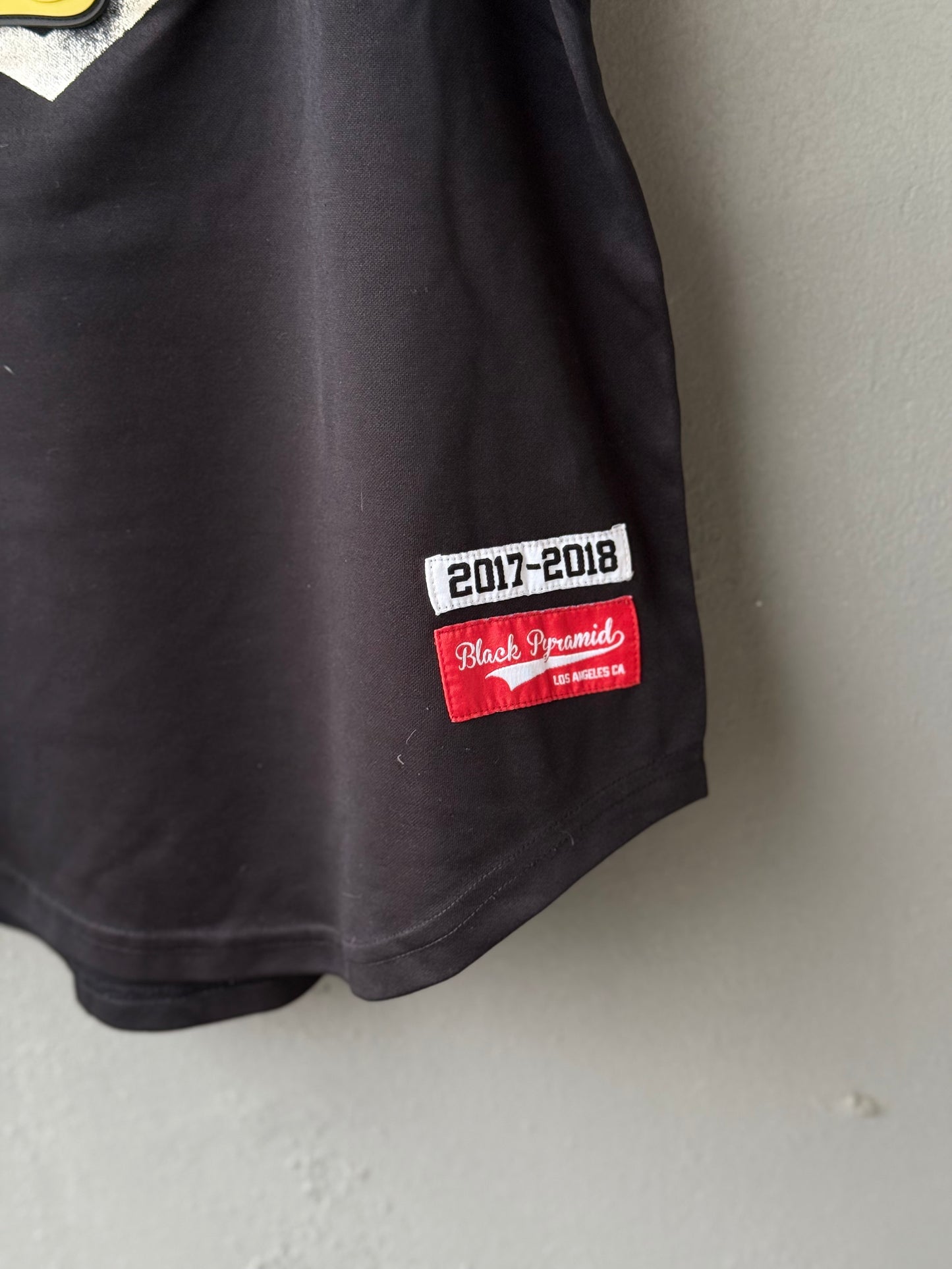 Black pyramid street wear jersey