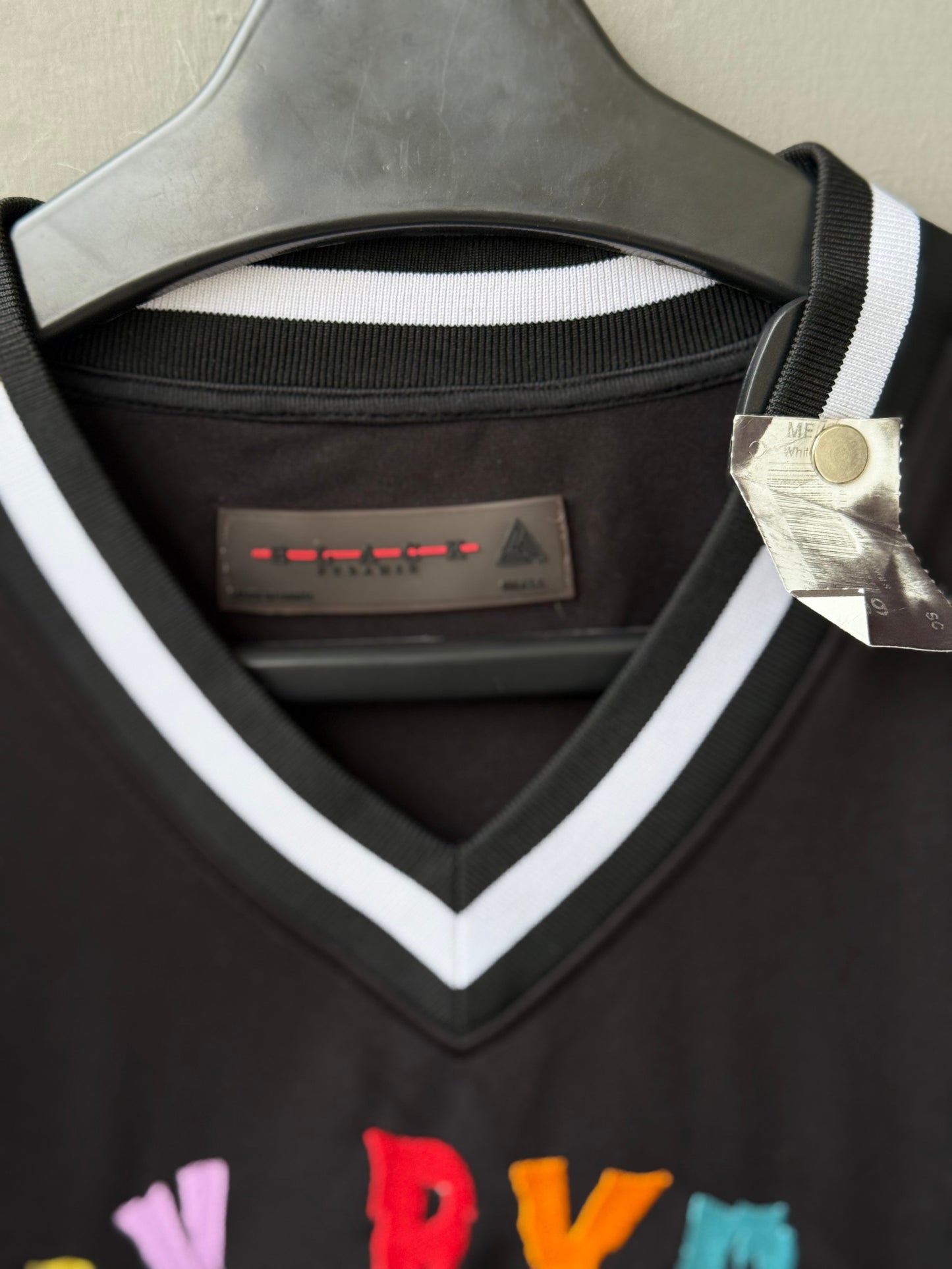 Black pyramid street wear jersey