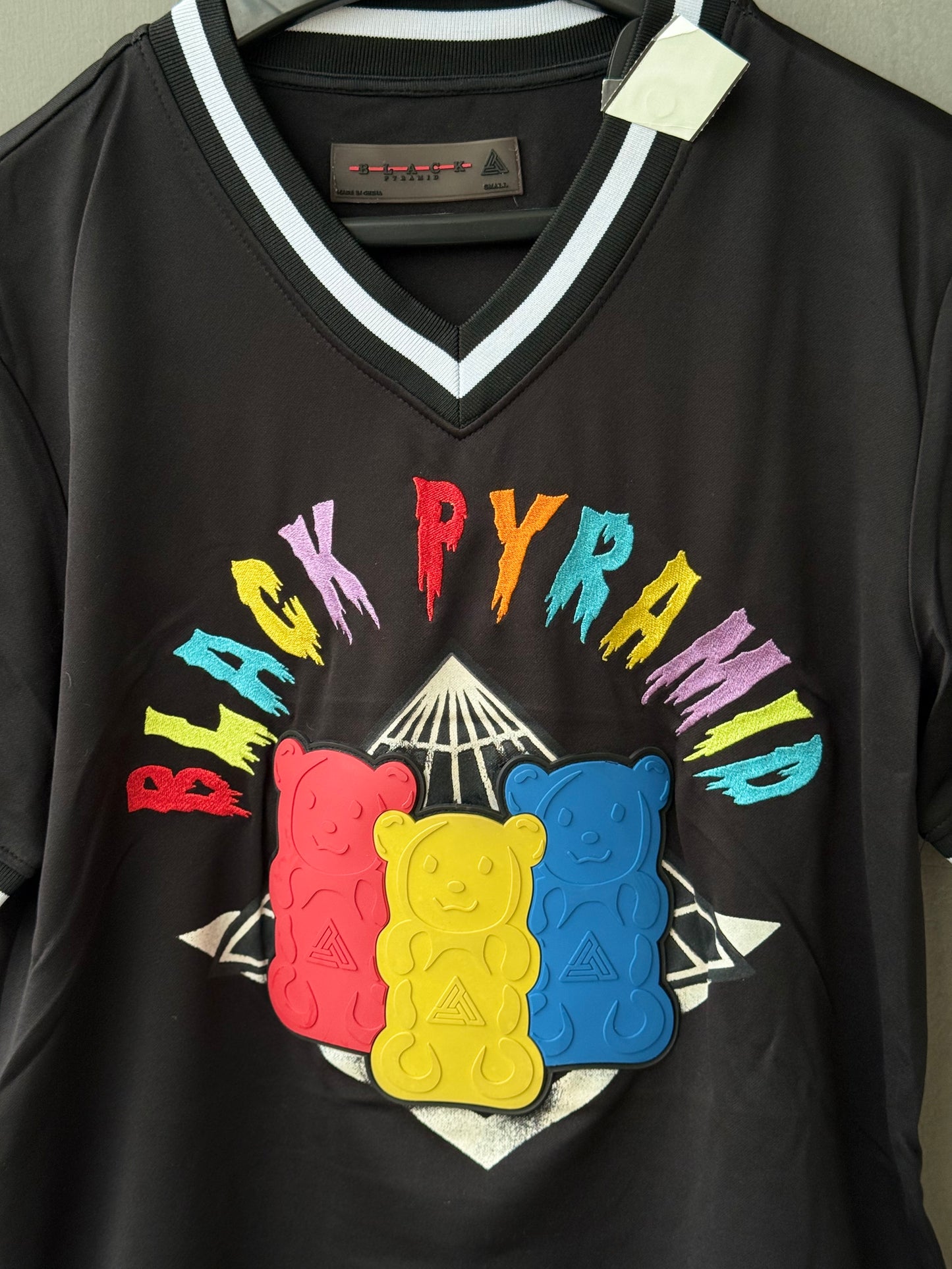 Black pyramid street wear jersey
